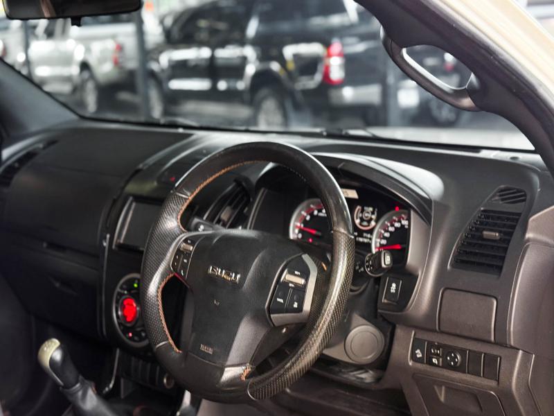 D-MAX VCROSS 4DR 3.0 Z 4X4 ,AT 