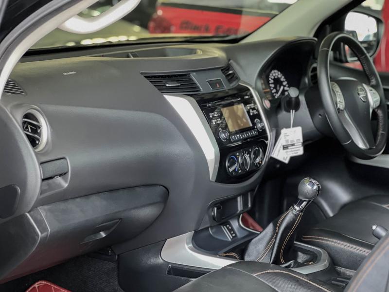 NAVARA NP-300 KING CAB 2.5 E BLACK EDITION 
