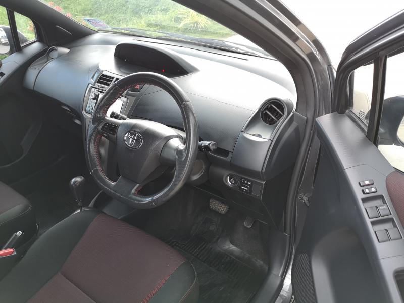 YARIS​ 1.5​ RS,A/T